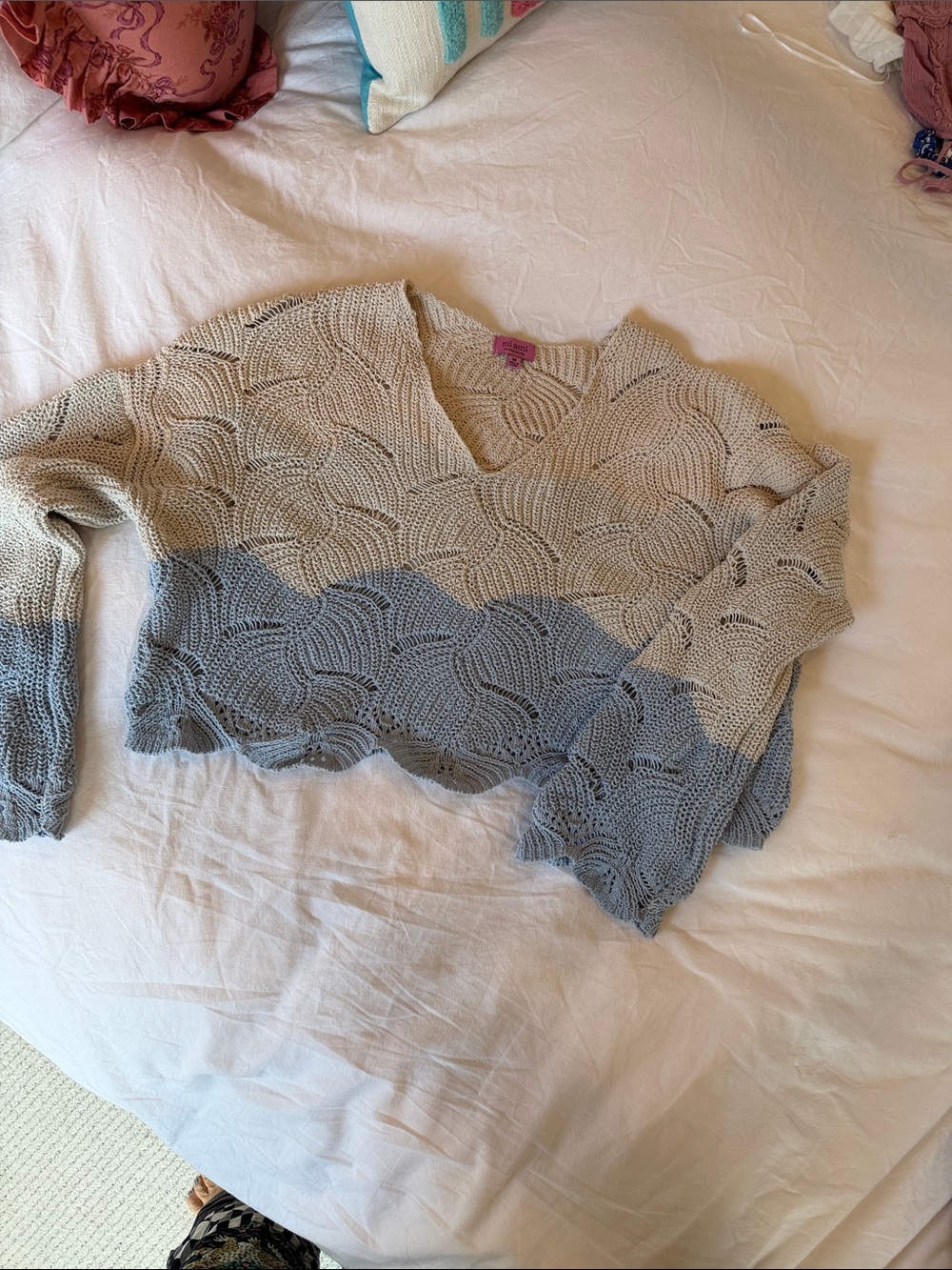Francesca's Collections Two-Tone Scallop V-Neck Sweater in Cream & Light Blue